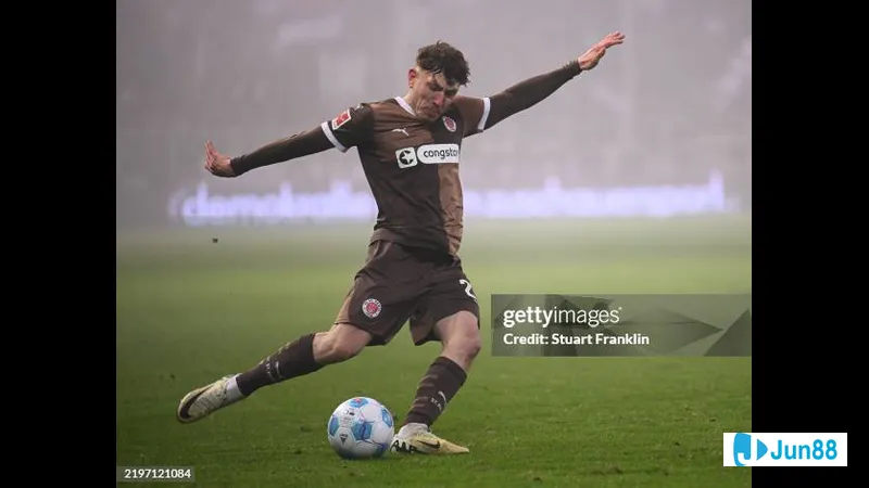 Hành động trong trận đấu giữa St. Pauli và Augsburg Hành động trong trận đấu giữa St. Pauli và Augsburg