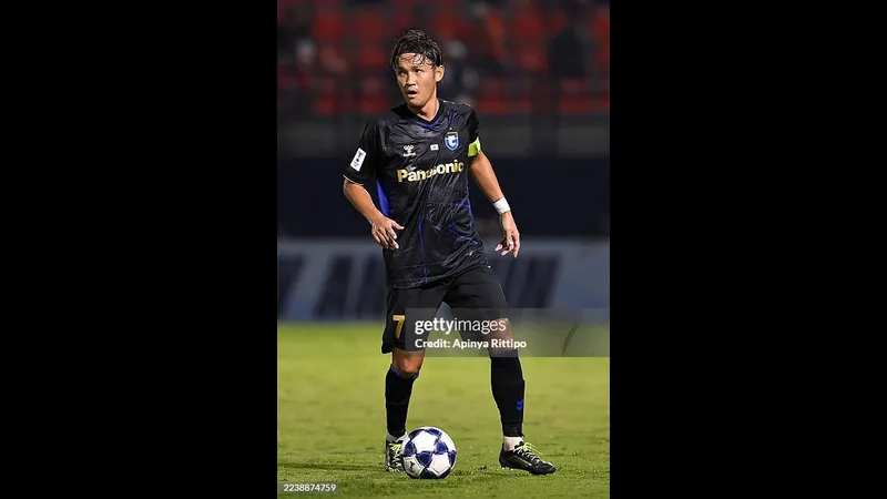 Cầu thủ đội Gamba Osaka tung cú sút mạnh vào khung thành đội Ratchaburi trong trận đấu