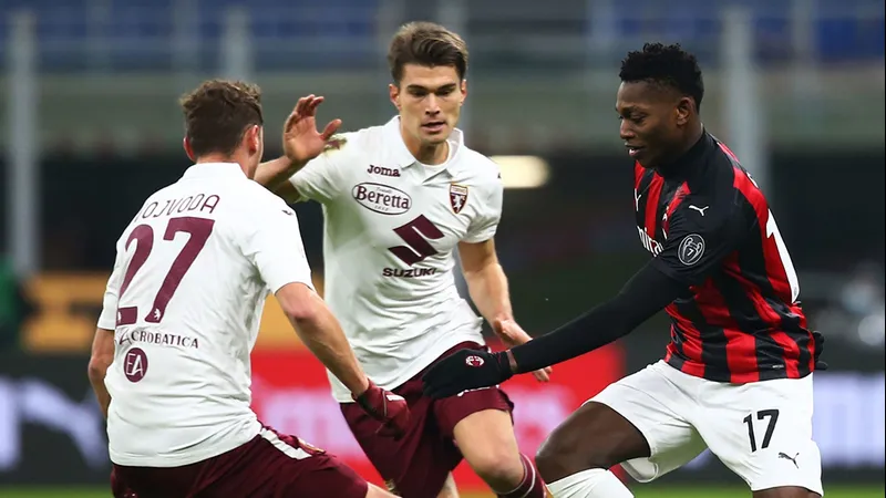 Cầu thủ của Torino nỗ lực bắt kịp AC Milan trong trận đấu quyết liệt. Cầu thủ của Torino nỗ lực bắt kịp AC Milan trong trận đấu quyết liệt.
