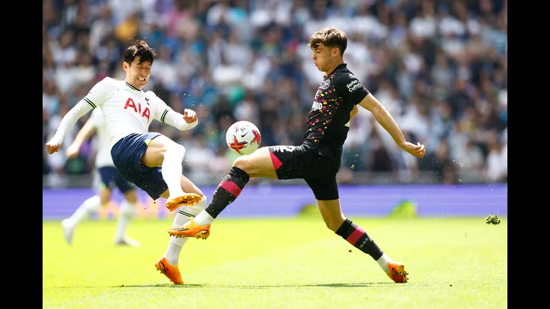 Cầu thủ Tottenham đi bóng qua cầu thủ Brentford trong trận đấu