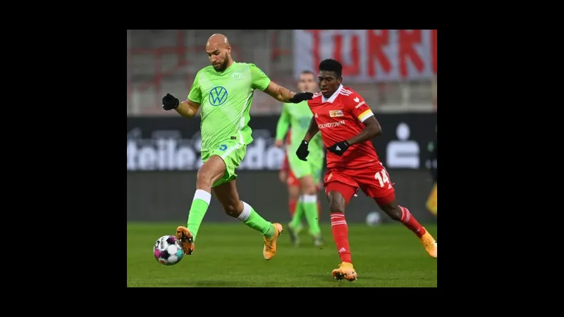 Cầu thủ của Union Berlin đang tung cú sút mạnh vào khung thành của Wolfsburg