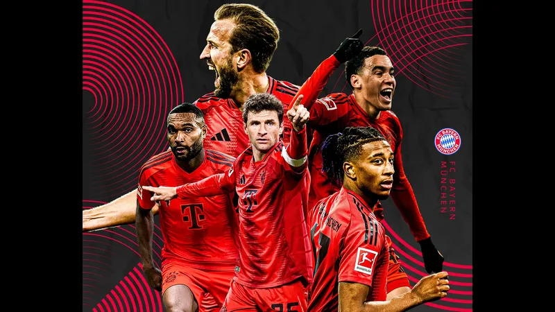 Cầu thủ Bayern Munich và Augsburg đuổi theo quả bóng trên sân cỏ